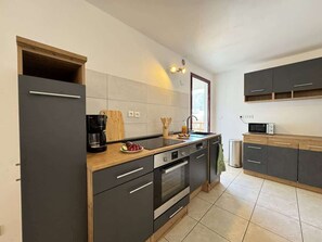 Fridge, microwave, oven, dishwasher - Ti Kaz Letchi Passion - appartement confort (Saint-Denis)