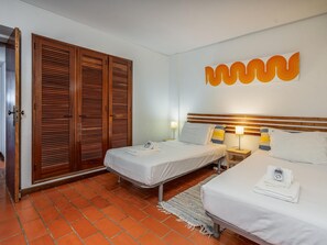2 bedrooms, iron/ironing board, WiFi, bed sheets