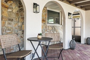 Outdoor dining - HANNAH’S BEACHSIDE RESORT (Seminole)