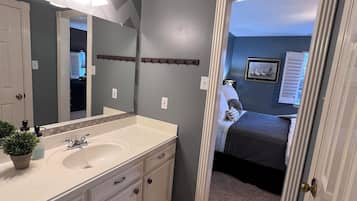 4 Schlafzimmer, Schreibtisch, Bügeleisen/Bügelbrett, Reisekinderbett