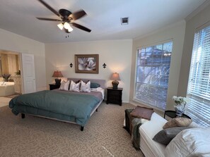 4 dormitorios, escritorio, tabla de planchar con plancha y cuna de viaje