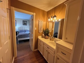 Ducha, bañera de hidromasaje, secador de pelo y toallas