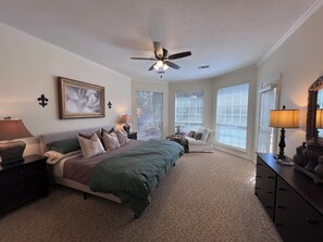 4 habitaciones, escritorio y tabla de planchar con plancha 