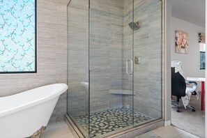 Haartrockner, Handtücher, Seife, Shampoo