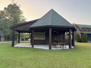 Outdoor dining - Iron Horn Farms - Fun Getaway with Animals, Fishing Ponds & Peaceful Views (Nakina)