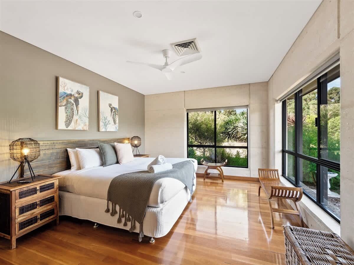 4 bedrooms, desk, iron/ironing board, WiFi