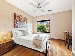 4 bedrooms, iron/ironing board, WiFi, bed sheets