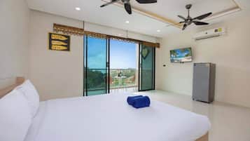 Deluxe Condo, 1 King Bed, Balcony, Mountain View