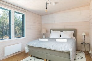 3 bedrooms, travel cot, WiFi, bed sheets