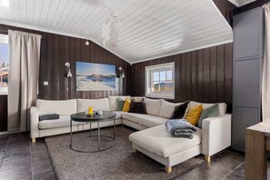 Una televisión, una chimenea, una oficina