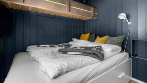 Een bureau, een strijkplank/strijkijzer, wifi, beddengoed