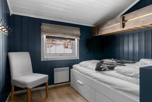 Ski-in/Out Apt, Fireplace & Views