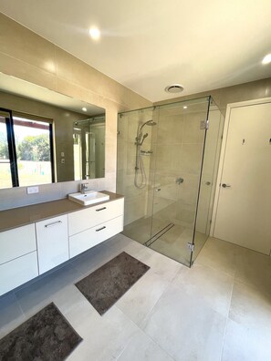 Regadera, amenidades de baño ecológicas, bidet, toallas