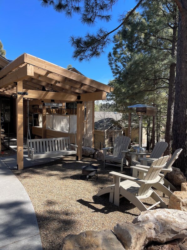 Terrace/patio - 4-bedroom house in Flagstaff with AC, WiFi, on the 12th green of Aspen Valley (Flagstaff)