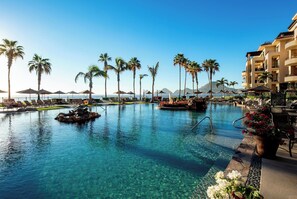 A heated pool - Penthouse Paradise! Rooftop, Land's End views from your hot tub! (Cabo San Lucas)
