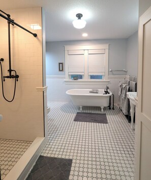Shower, hair dryer, towels, soap - 1920s Restored Home-walk to MSQC shops, Quilt Town USA (Hamilton)
