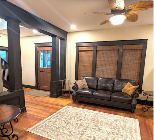 1920s Restored Home-walk to MSQC shops, Quilt Town USA