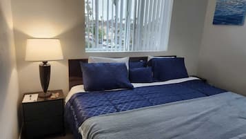 Apartment, 3 Bedrooms | Dihias secara berasingan, dilengkapkan perabot secara berasingan, meja