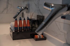 Erillinen kylpyamme ja suihku, hiustenkuivaaja, tohvelit, saippua