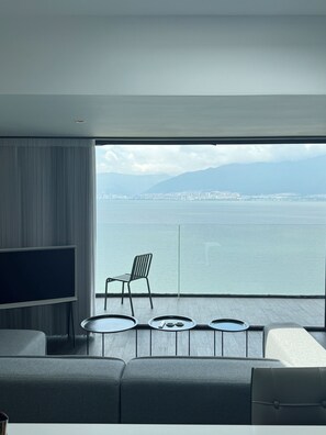 Deluxe Room, Private Bathroom, Ocean View | Desk, laptop workspace, blackout drapes, soundproofing