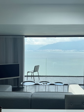 Escritorio, espacio para trabajar con laptop y cortinas blackout