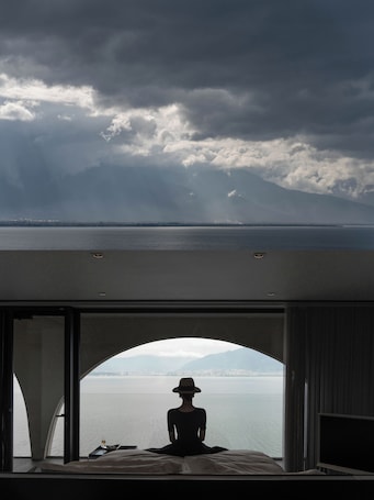 Escritorio, espacio para trabajar con laptop y cortinas blackout