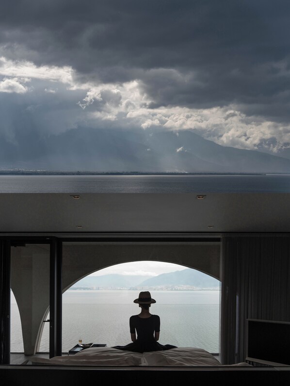 Deluxe Room, Private Bathroom | Desk, laptop workspace, blackout drapes, soundproofing