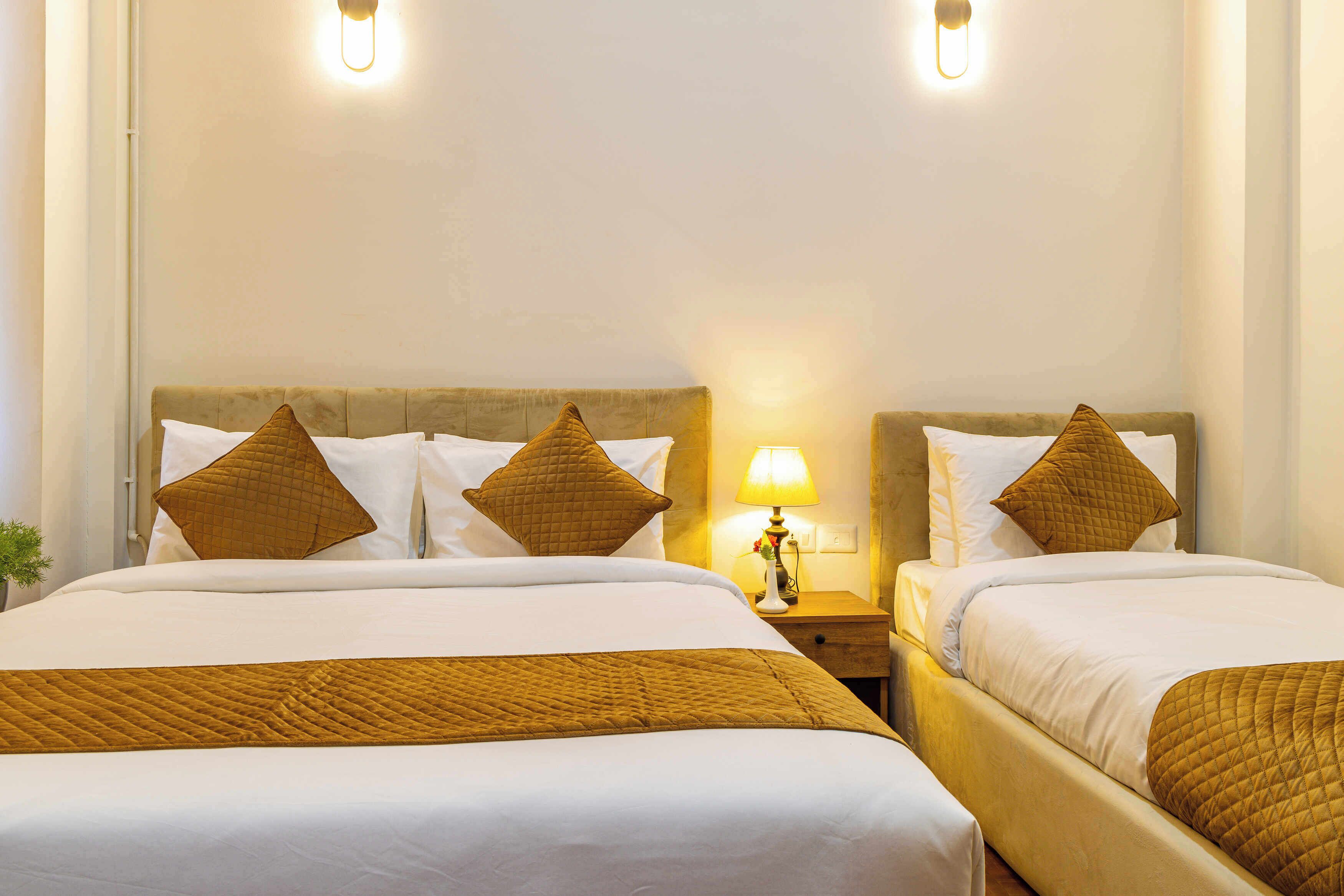 Desk, laptop workspace, soundproofing, free WiFi