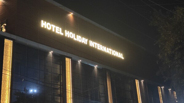Un immeuble sur lequel on peut lire l’inscription « HÔTEL HOLIDAY INTERNATIONAL ».