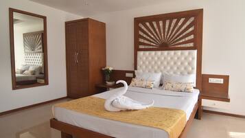 Presidential Studio Suite, Bathtub | 1 bedroom, minibar, desk, free WiFi