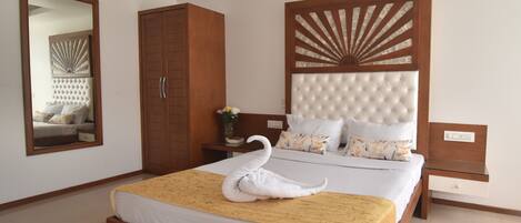 Presidential Studio Suite, Bathtub | Minibar, desk, free WiFi