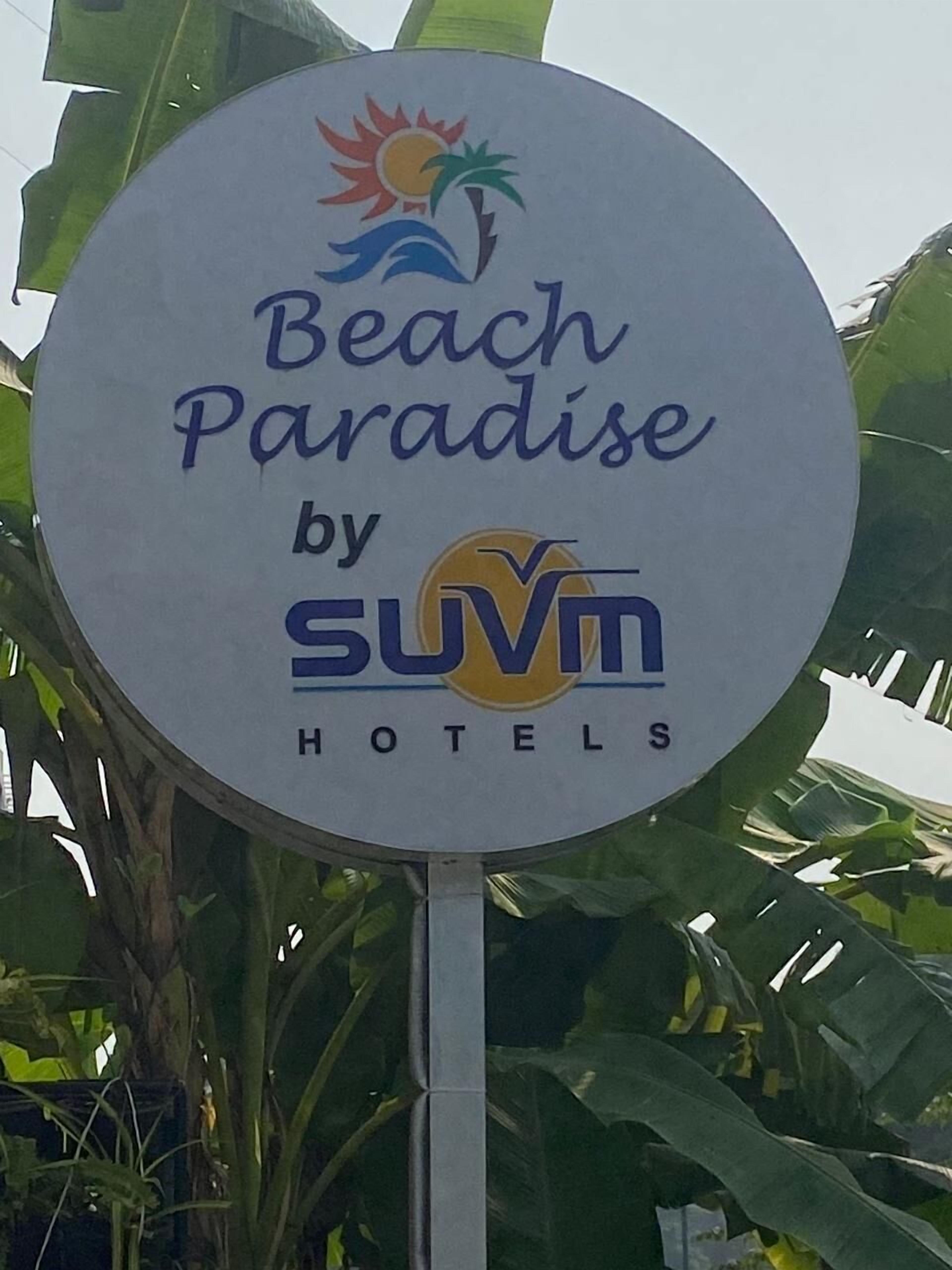 Pyöreä opastekyltti, jossa lukee: Beach Paradise by Suvm Hotels.