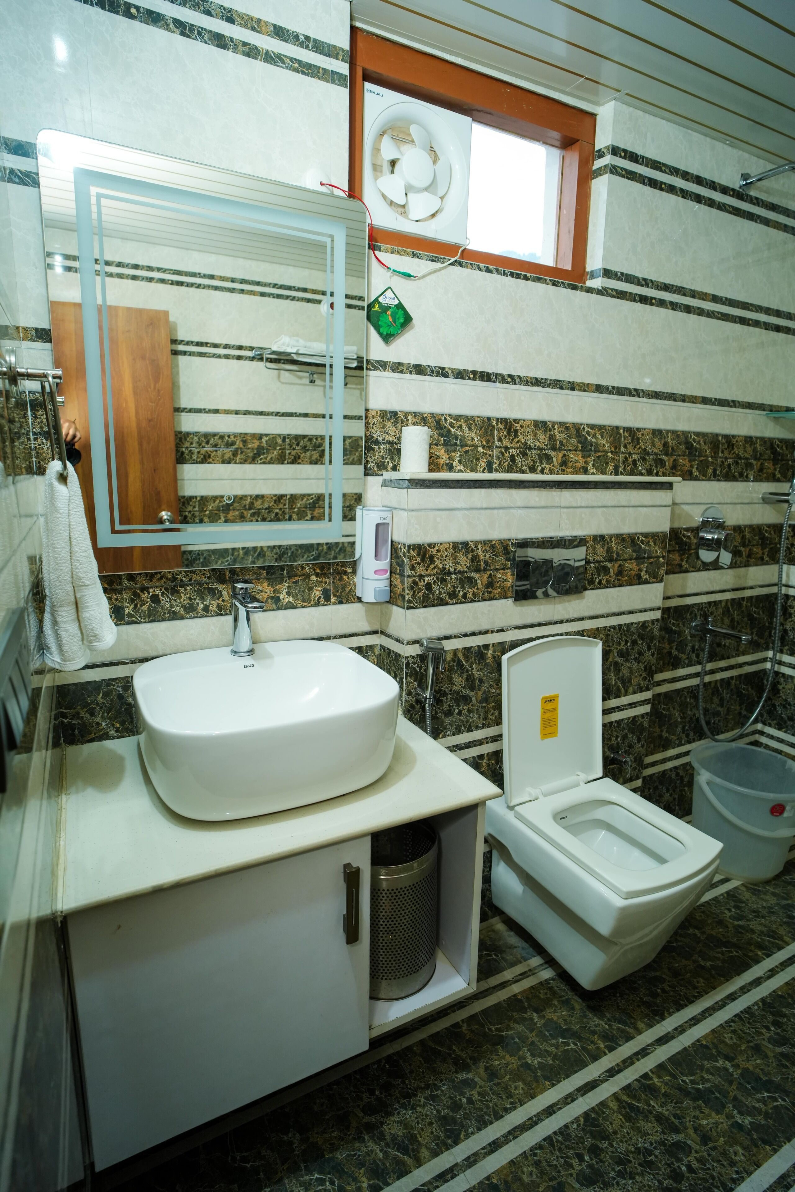 Shower, rainfall showerhead, free toiletries, hair dryer