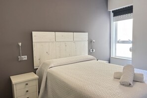 2 bedrooms, iron/ironing board, travel crib, WiFi - Desconectaengalicia Ribapraia with Swimming Pool (Sanxenxo)