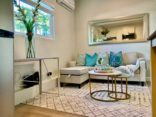 Cute, Small Cozy Place with Parking in Los Angeles