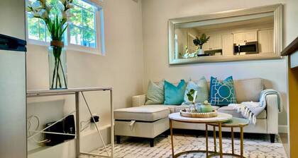 Cute, Small Cozy Place with Parking in Los Angeles