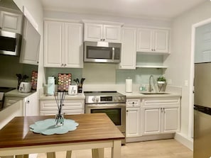 Microwave, oven, stovetop - Cute, Small Cozy Place with Parking in Los Angeles (Los Angeles)