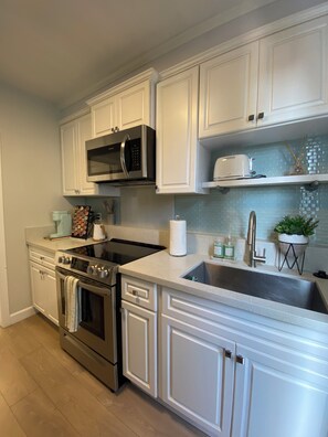 Microwave, oven, stovetop - Cute, Small Cozy Place with Parking in Los Angeles (Los Angeles)