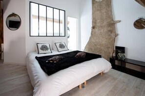6 bedrooms, iron/ironing board, travel cot, WiFi