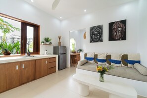 Tủ lạnh, lò vi sóng, bếp nấu, ấm điện 