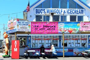 Outdoor dining - Newly Renovated | Across From Beach | Boardwalk (Hampton)