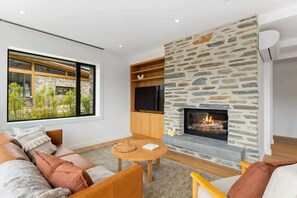Televisión, chimenea, estéreo y oficina 