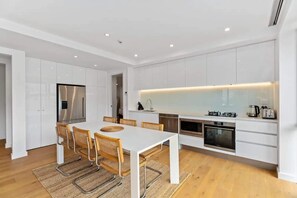 Een koelkast, een magnetron, een oven, een kookplaat