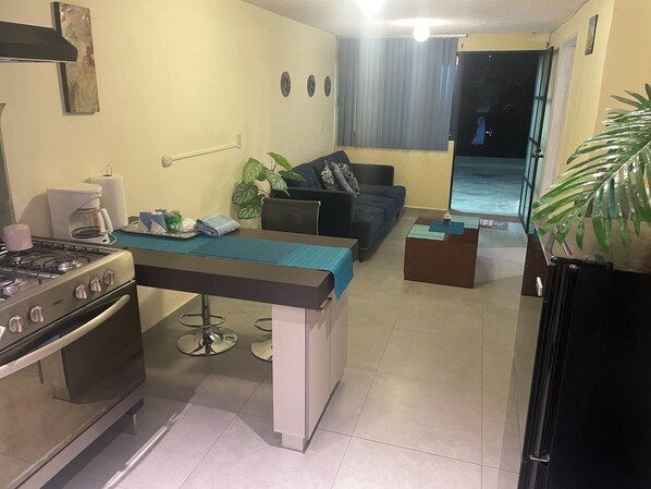 電子レンジ、オーブン、コーヒー / ティーメーカー、調理器具と食器