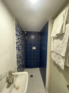 タオル、石鹸、シャンプー、トイレットペーパー