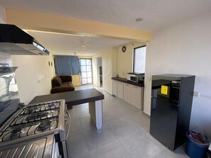 電子レンジ、オーブン、コーヒー / ティーメーカー、調理器具と食器