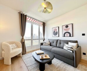 TV, offices - Central Paris  Premium flat balcony & lift for 5 (Unknown)