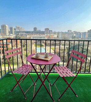 Outdoor dining - Central Paris  Premium flat balcony & lift for 5 (Unknown)