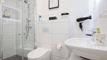 Dusche, Haartrockner, Handtücher, Seife