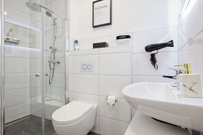 Shower, hair dryer, towels, soap - Living La Christal FeWo mit Workspace & Games (Fulda)